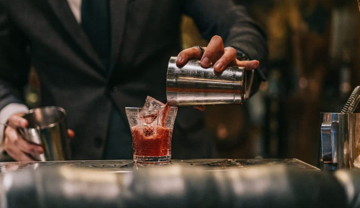 Coctelería moderna: guía completa, tendencias y secretos de la mixología