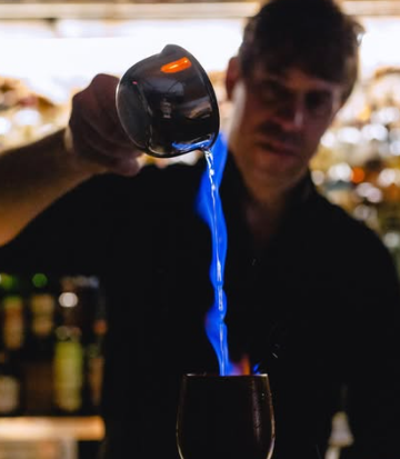 La Historia de la Coctelería: Del Elixir Medicinal al Arte Líquido