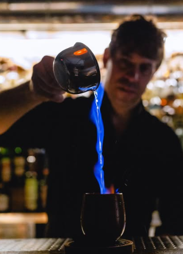 La Historia de la Coctelería: Del Elixir Medicinal al Arte Líquido