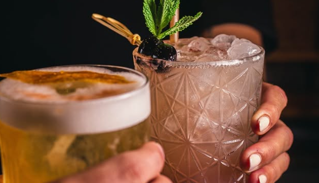 El hielo perfecto: el ingrediente invisible que cambia un cóctel