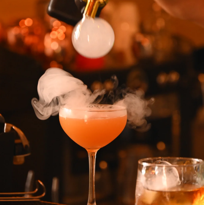 7 cócteles históricos que cambiaron la forma de beber en el mundo